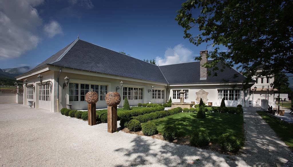 Hotel Les Saints Pères à Montagnole Extérieur photo