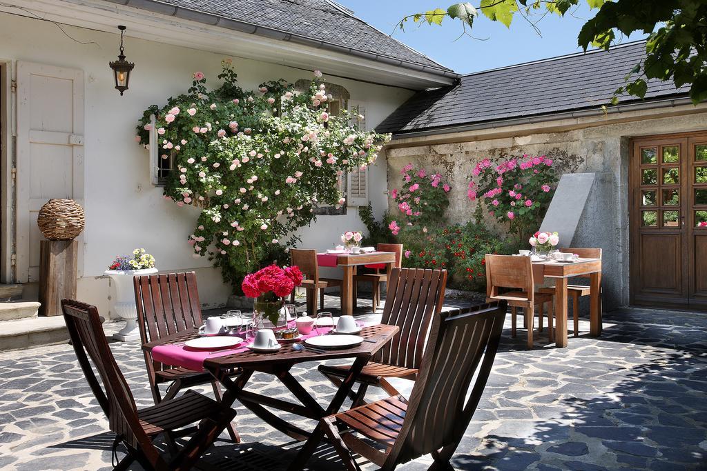 Hotel Les Saints Pères à Montagnole Extérieur photo