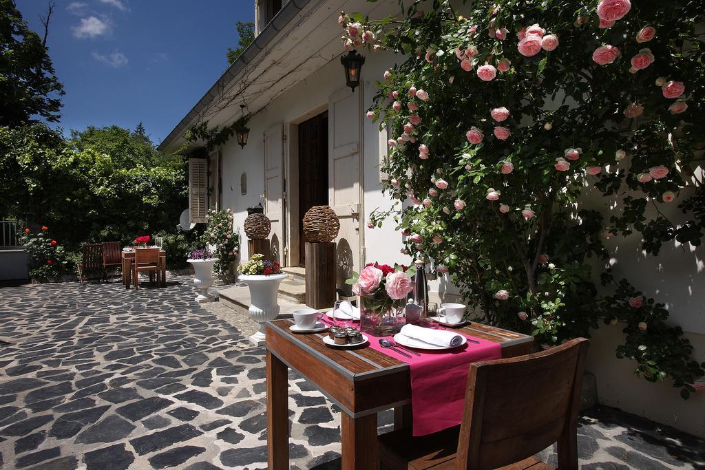 Hotel Les Saints Pères à Montagnole Extérieur photo