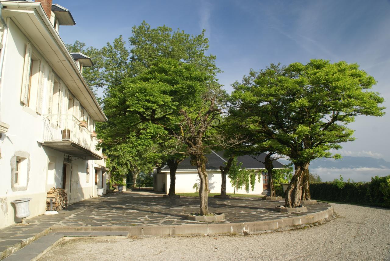 Hotel Les Saints Pères à Montagnole Extérieur photo