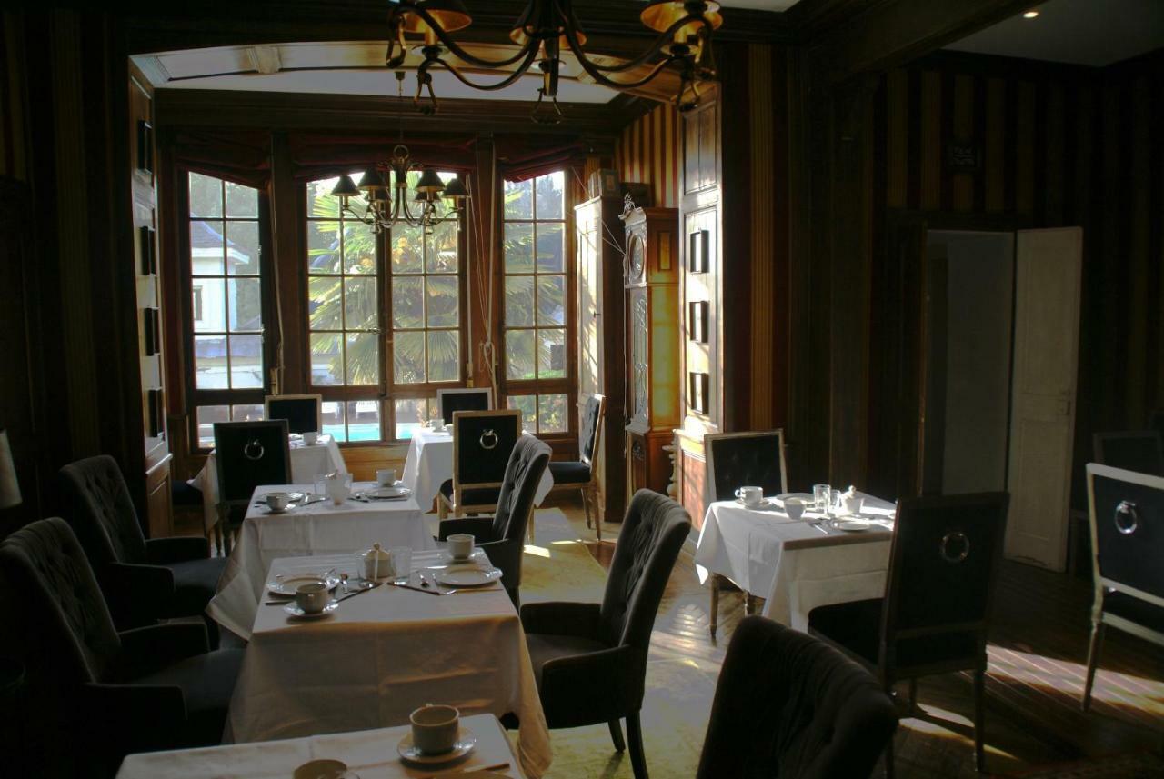 Hotel Les Saints Pères à Montagnole Extérieur photo